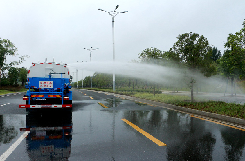國(guó)六東風(fēng)D1L新款 11方灑水車頂噴功能演示